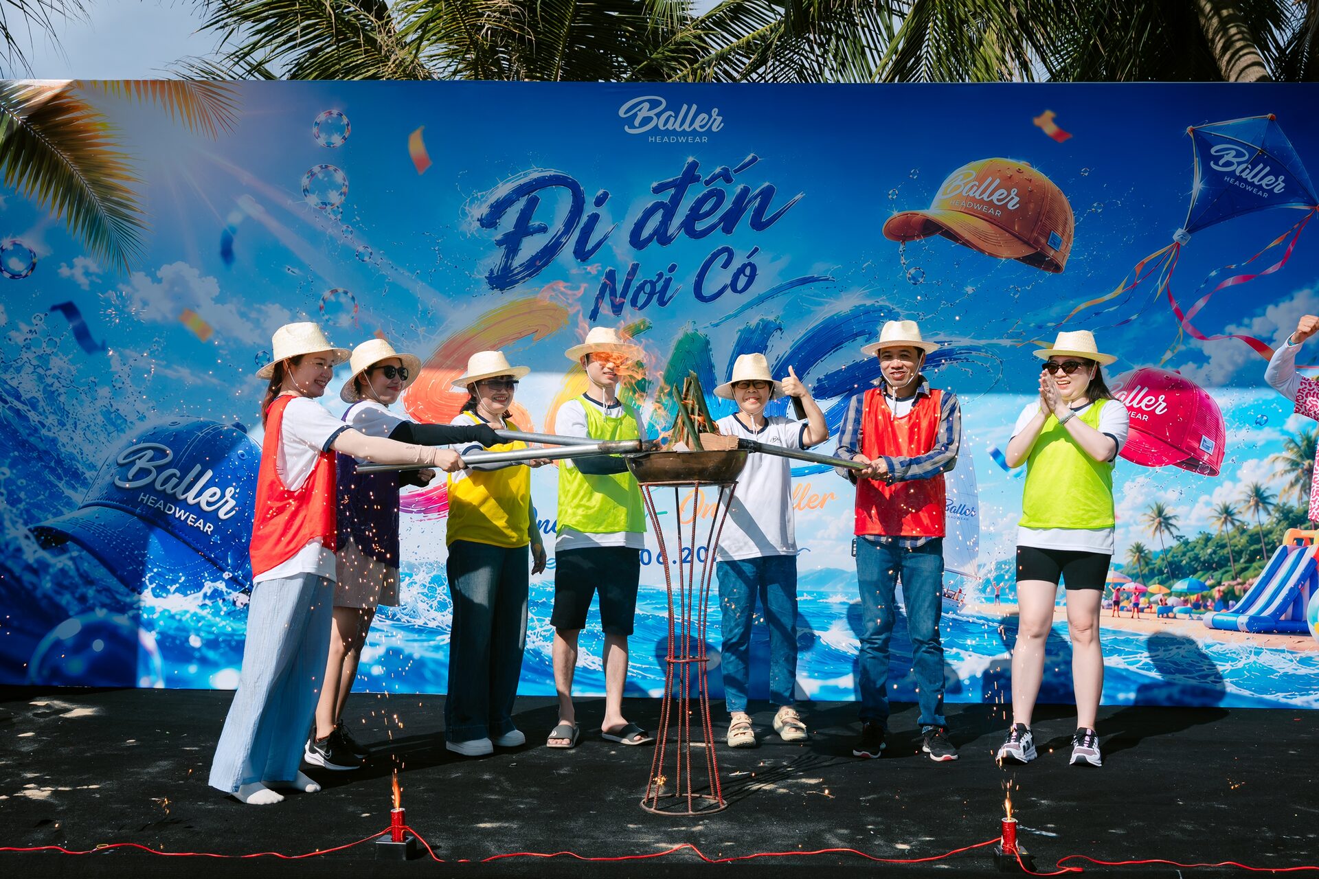Nghi thức châm lửa khai mạc bùng nổ năng lượng cùng ban lãnh đạo trên sân khấu ngoài trời