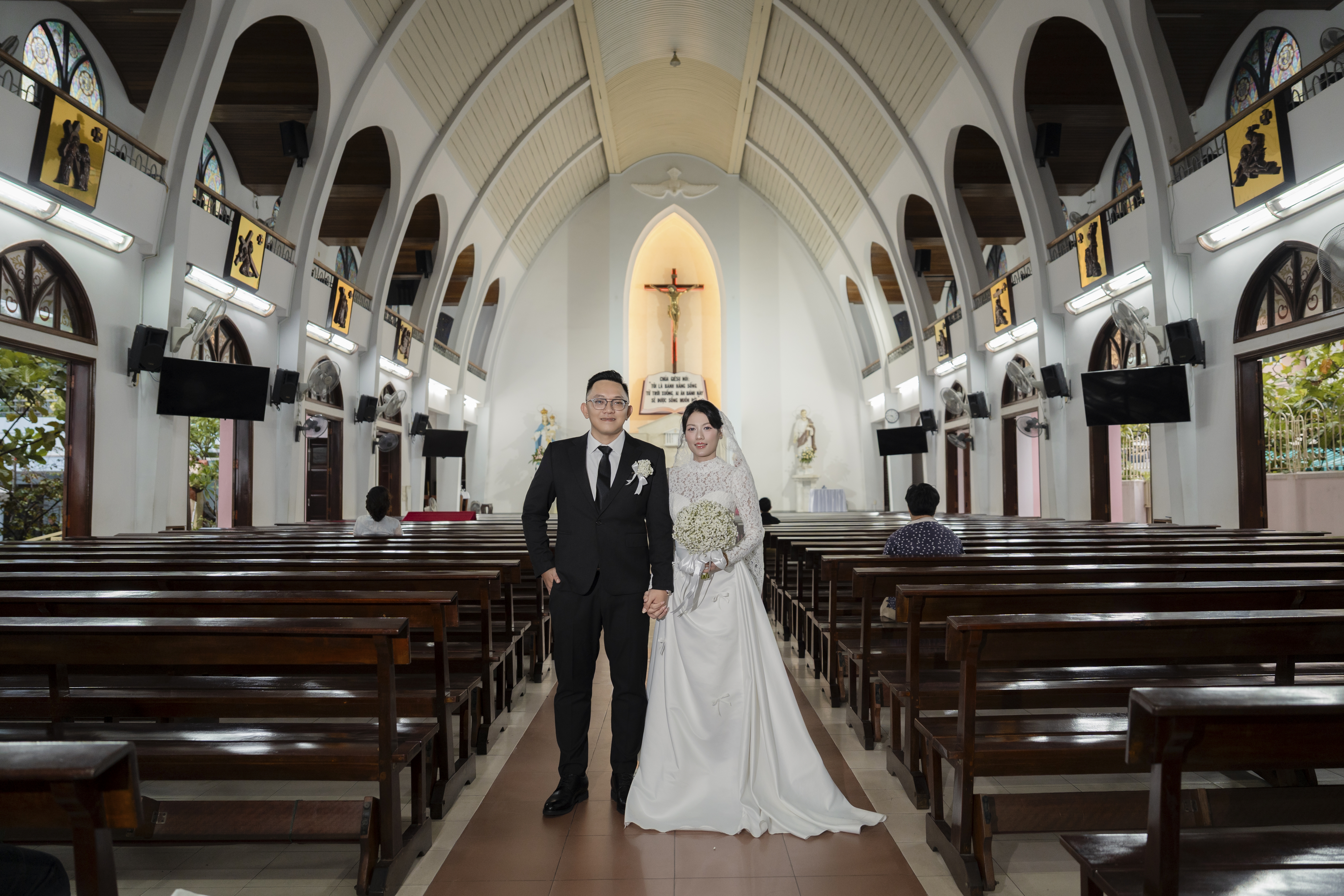 Trúc & Văn sánh bước bên nhau giữa lối đi chính thánh đường