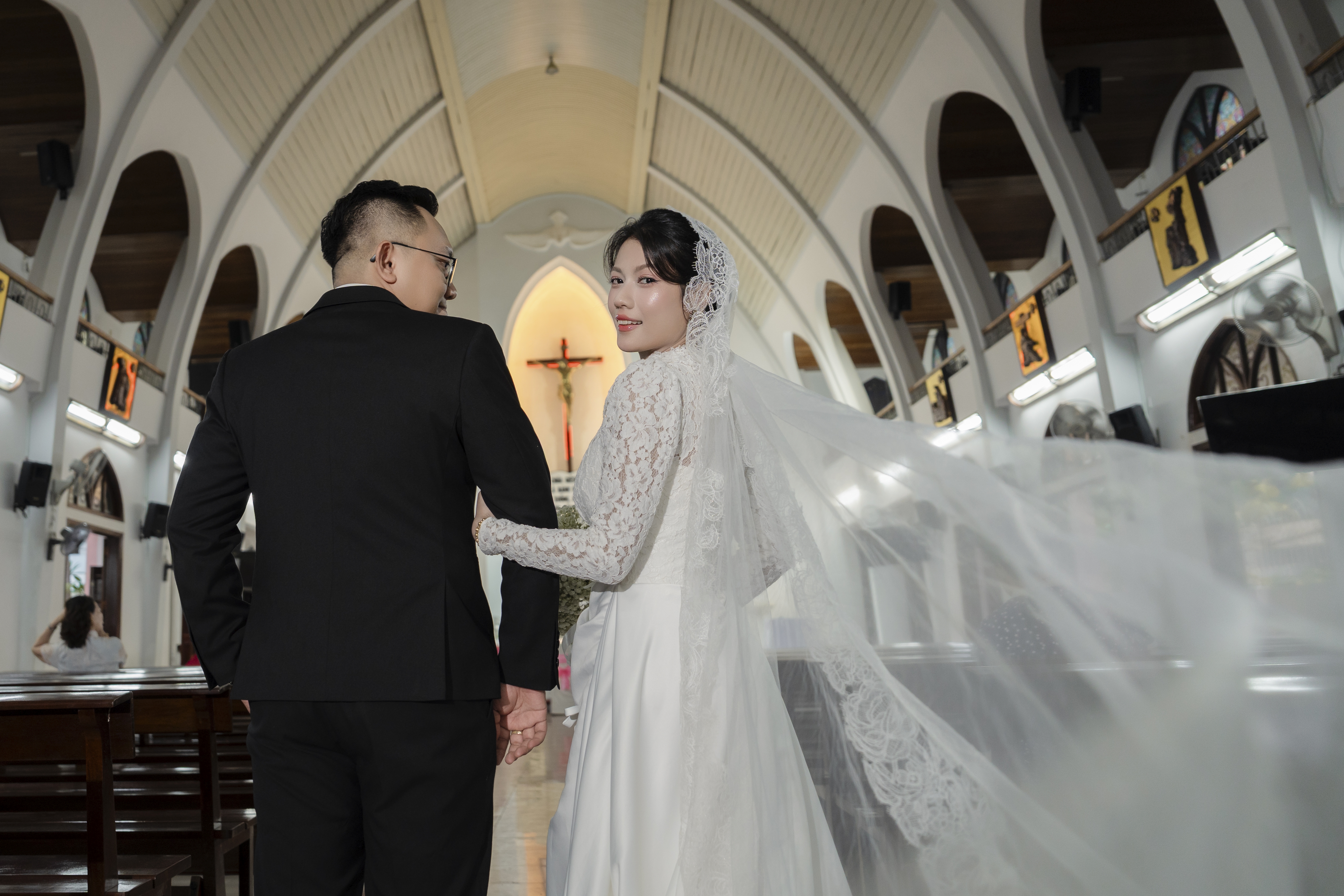Trúc & Văn ngoái nhìn tình tứ với dải voan tung bay mềm mại giữa thánh đường