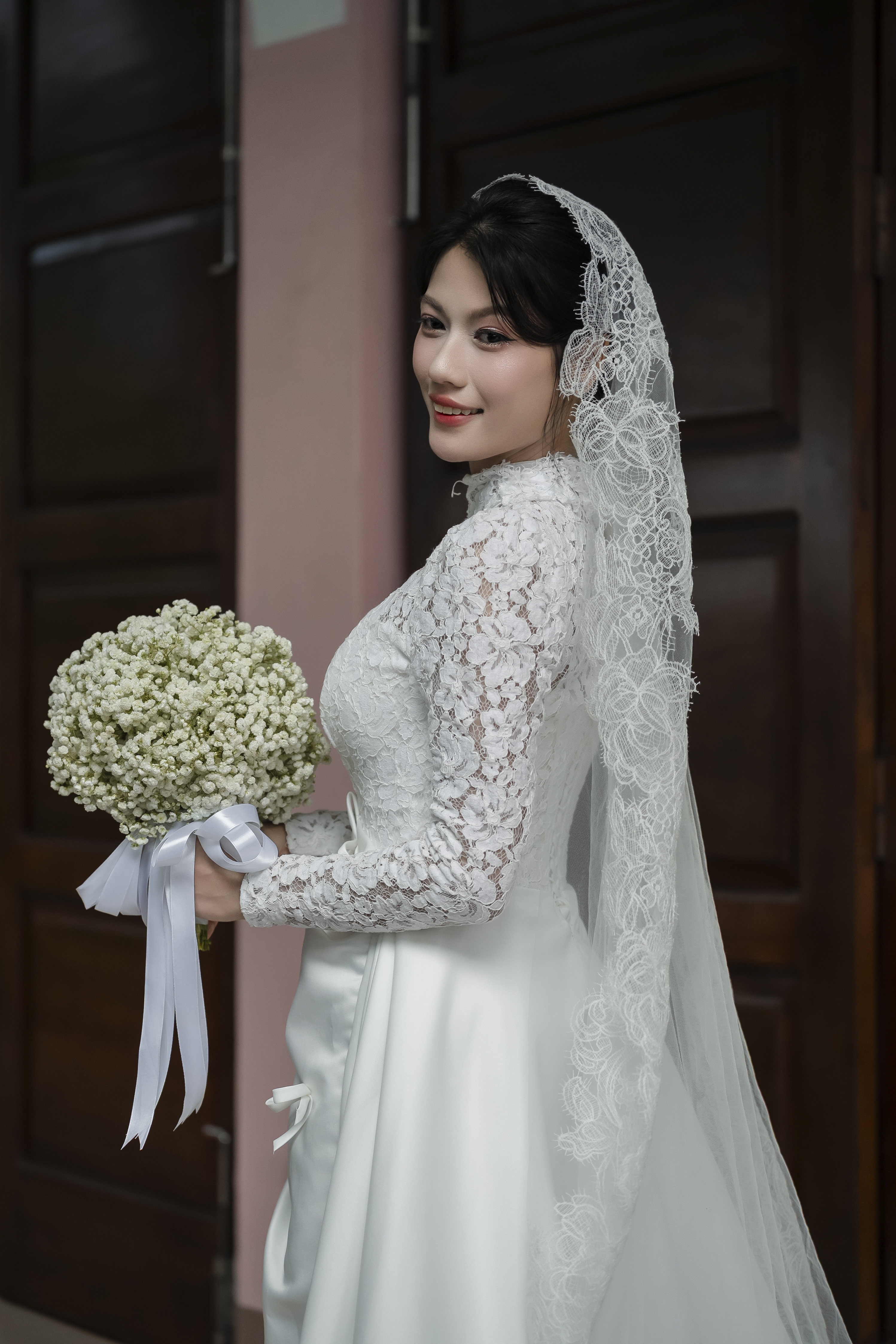 Trong chiếc váy cưới trắng tinh khôi và trên tay bó hoa rạng ngời