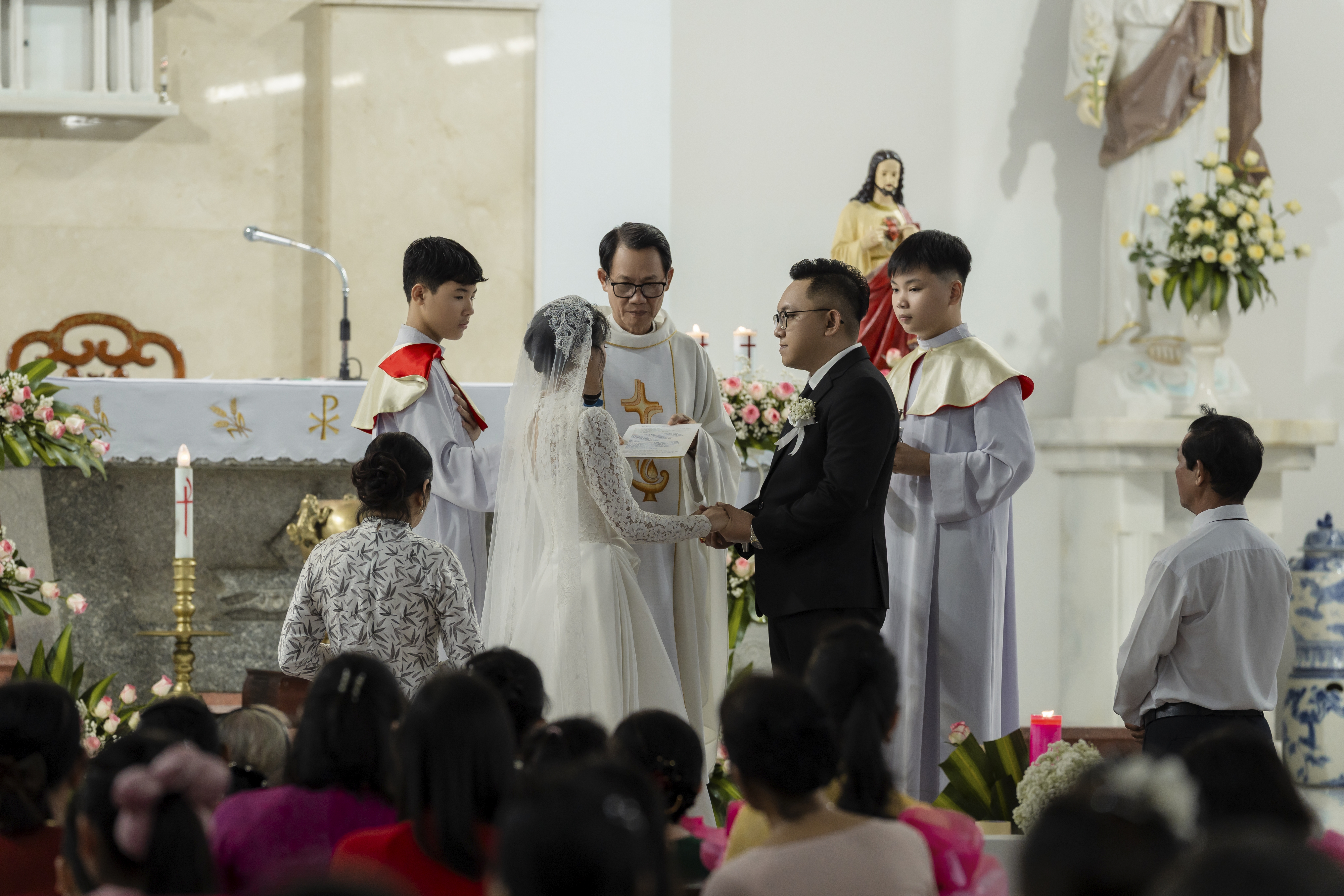 Nghi thức trao lời thề Hôn phối thiêng liêng của Trúc & Văn trước Linh mục