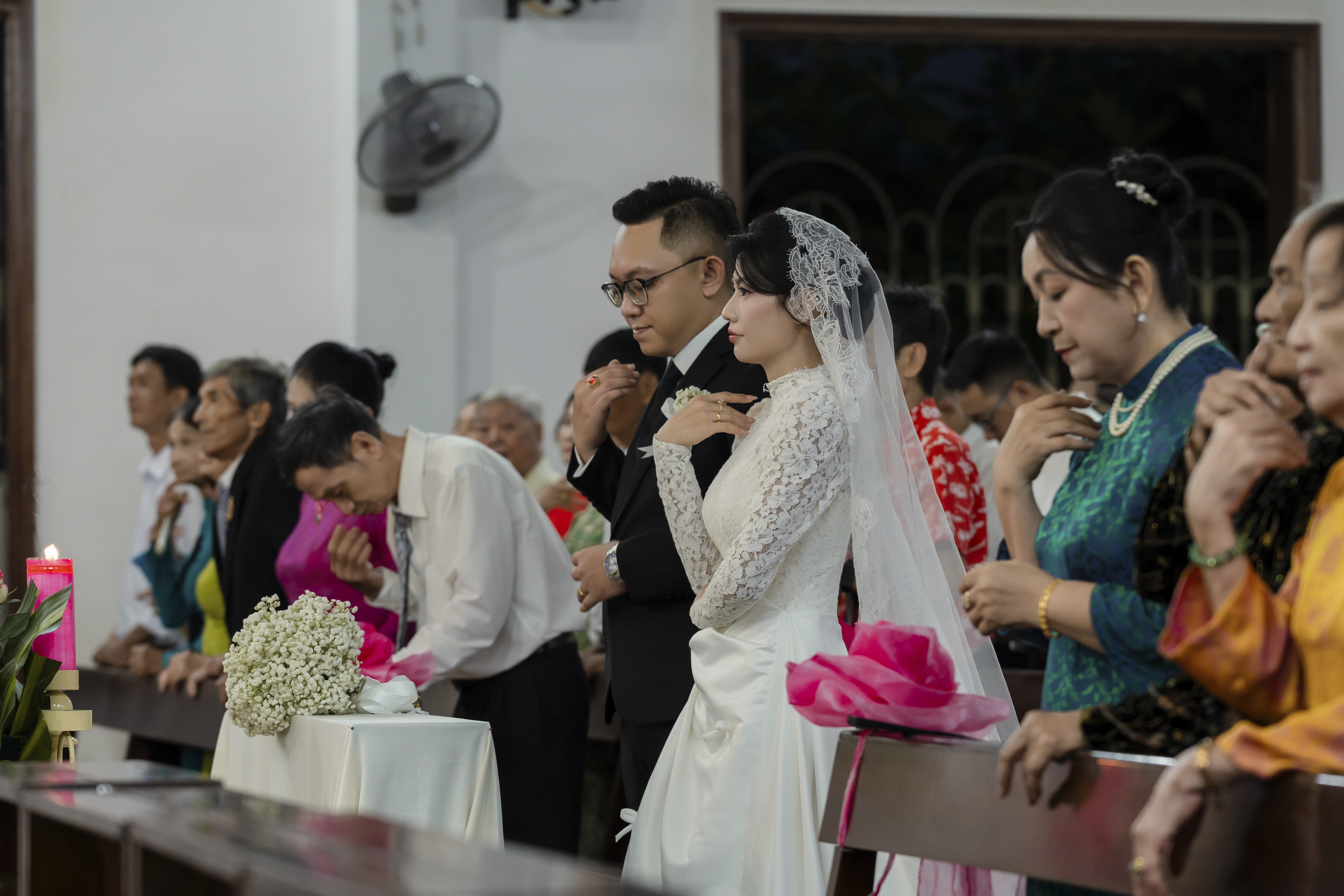 Trúc & Văn cùng gia đình hai họ nghiêm trang cầu nguyện trong Thánh lễ