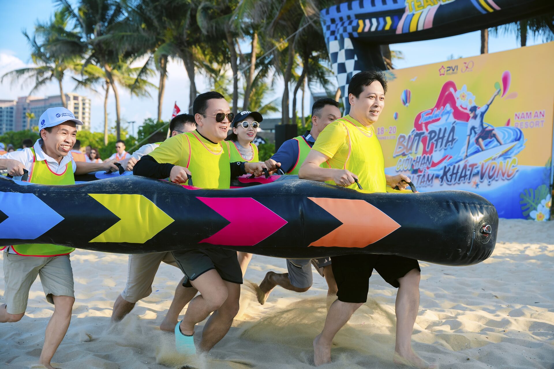 Các thành viên hào hứng vác phao hơi bứt phá trong trò chơi teambuilding bãi biển Mỹ Khê Đà Nẵng
