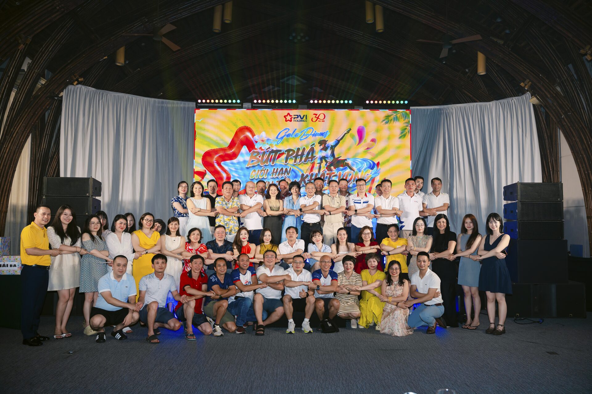 Đêm tiệc Gala Dinner ấm cúng đan tay kết đoàn của tập thể trên sân khấu tiệc tối